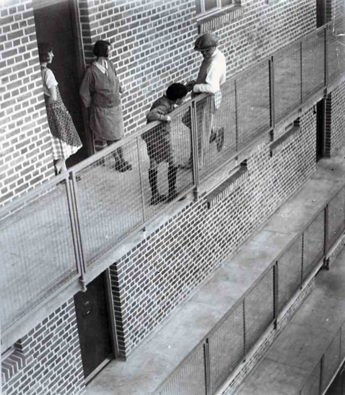 Laubenganghäuser in Dessau-Törten. Projekt von Hannes Meyer und Hans Wittwer gemeinsam mit Studierenden des Bauhauses (1930).