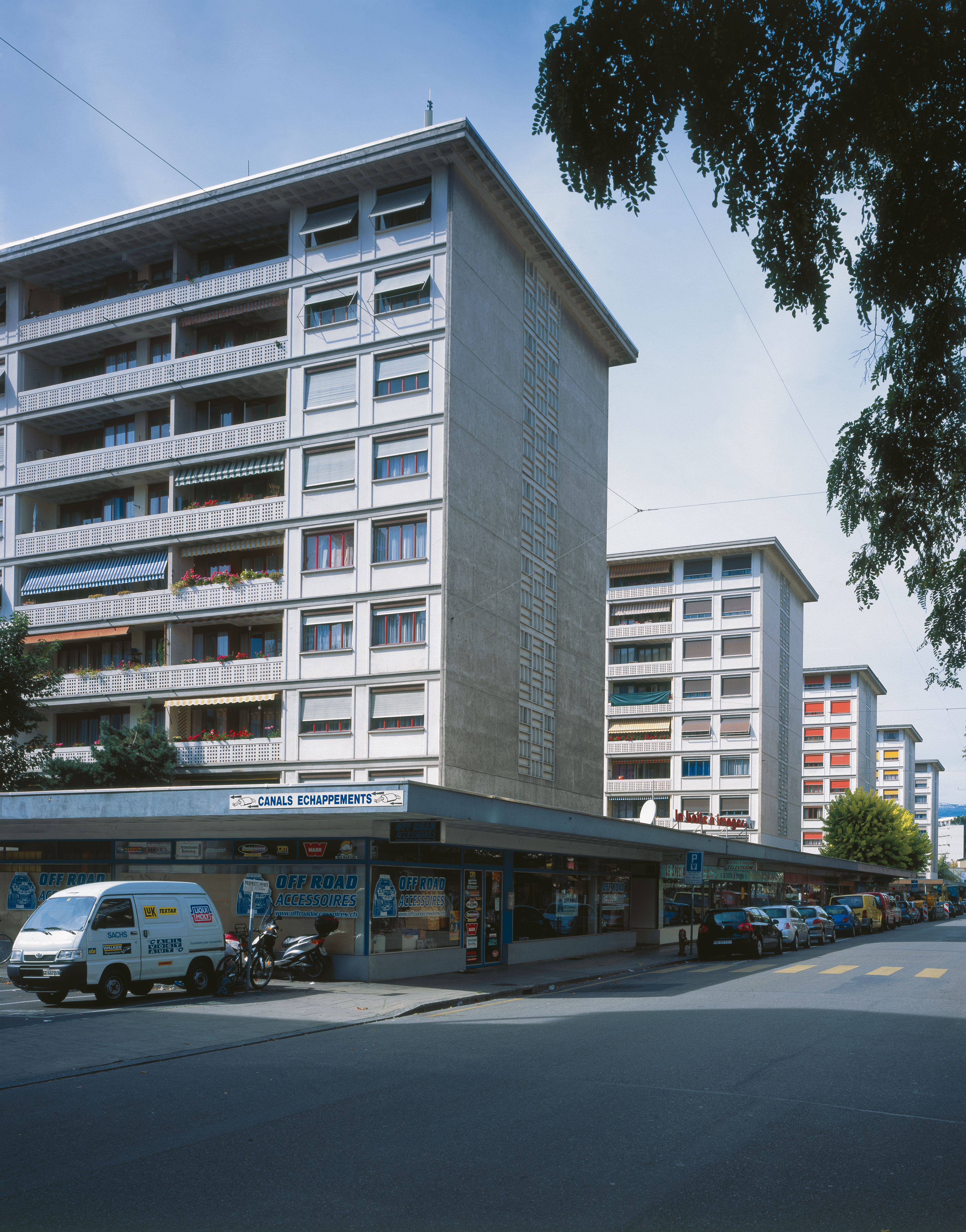 Les cinq immeubles de la cité, implantés perpendiculairement au boulevard Carl-Vogt
