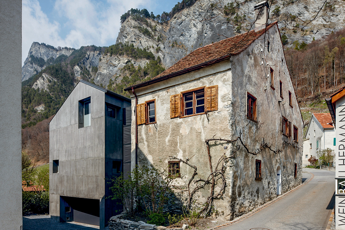 Die Weiterentwicklung alpiner Regionen ist auch ein architektonische Aufgabe: Der Architekt Kurt Hauenstein erhielt für seine sensible Erweiterung eines historischen Bauernhauses in Fläsch GR 2010 den Wakkerpreis des Schweizer Heimatschutzes.