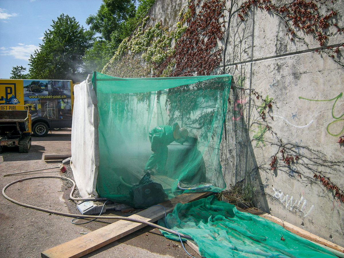 Beispiel einer Untersuchung an bestehenden Winkelstützmauern: talseitiger Höchstdruckwasserabtrag mit vorgängigem Aushub.