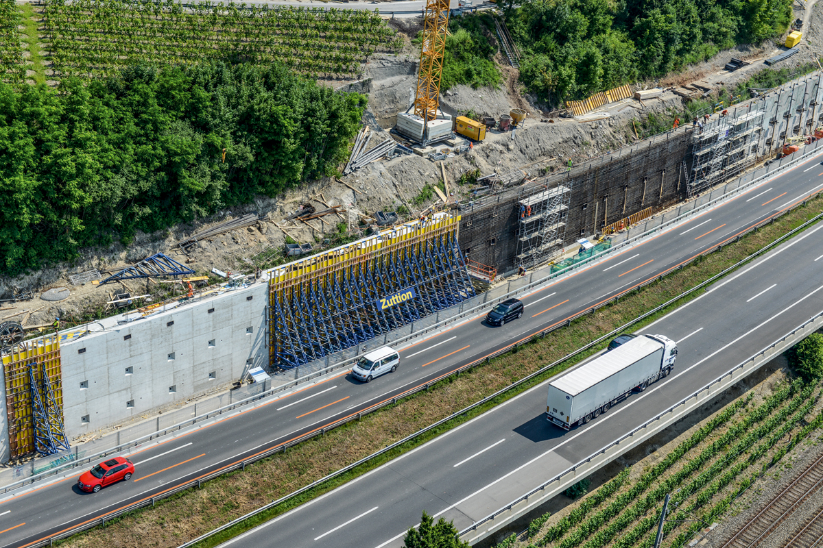 A9 bei Le Lanciau VD: Verstärkung einer bergseitigen Nagelwand mittels vorgespannter Ankerwände.