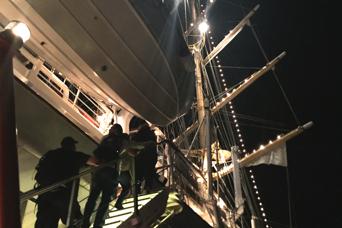 Der EInstieg ins Schiff erfolgt über eine mobile Treppe.