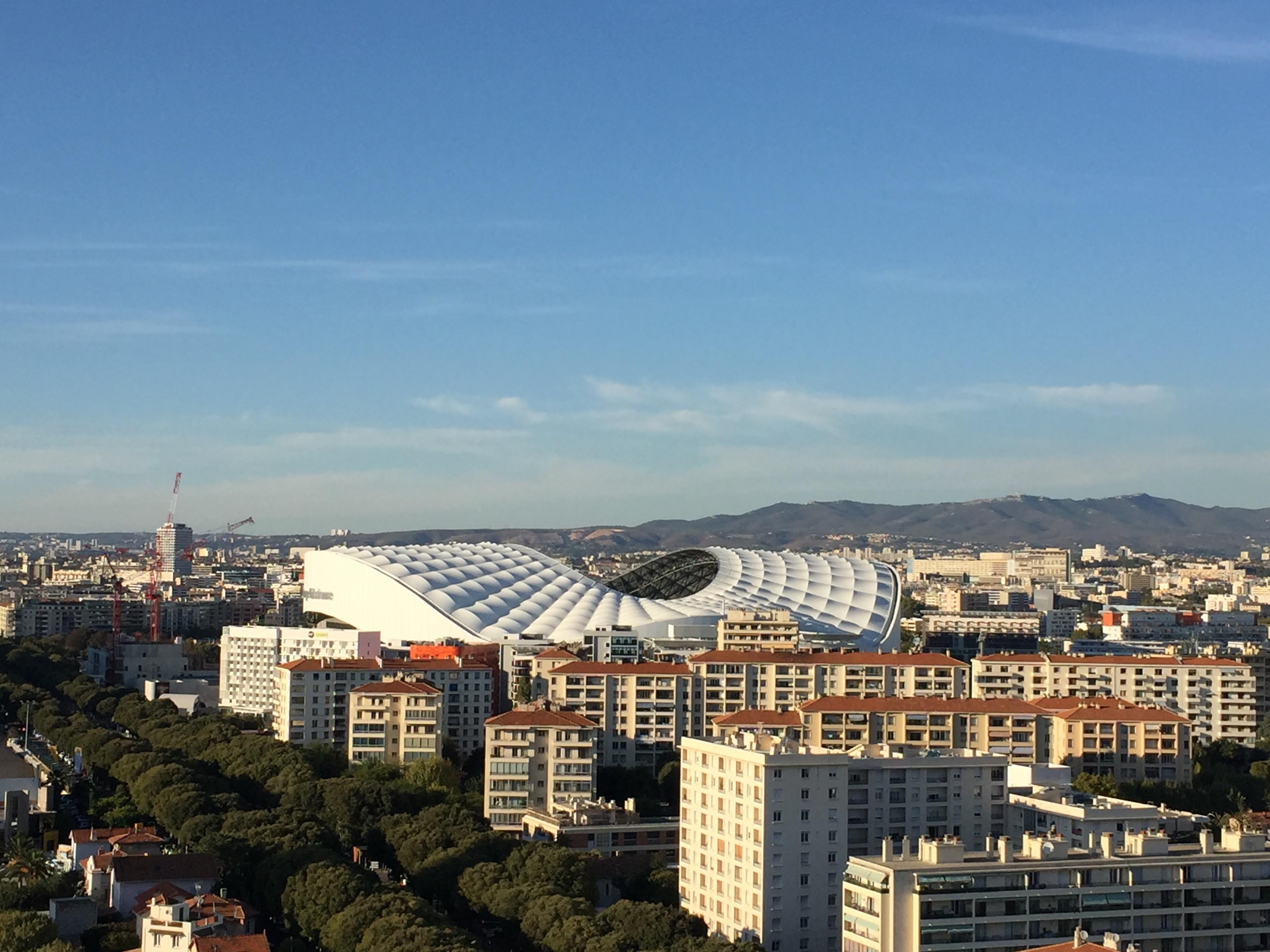 Stade Vélodrôme mit neuer Überdachung.