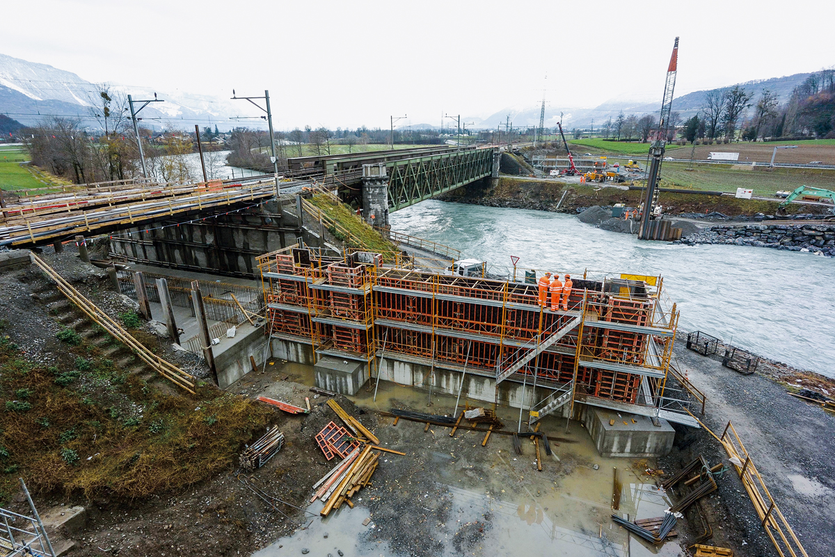 Baugrube des definitiven Widerlagers unter den Behelfs­brücken im Eisenbahndamm mit der Schalung des linksufrigen Vorschublagers.