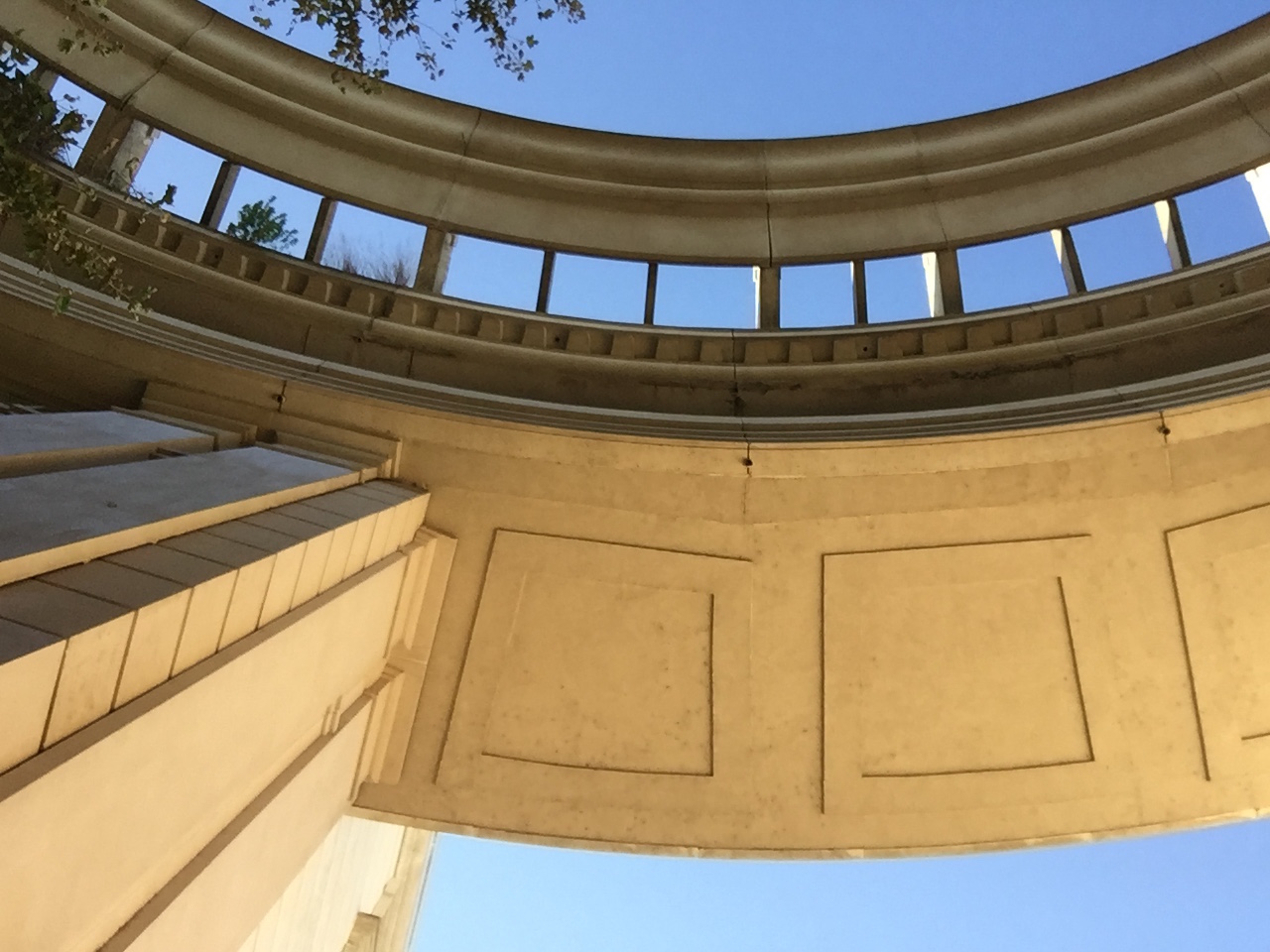 Das von Ricardo Bofill entworfene Quartier Antigone in Montpellier ist voller Referenzen auf die Antike – hier ein angedeuteter Dom ohne Kuppel.