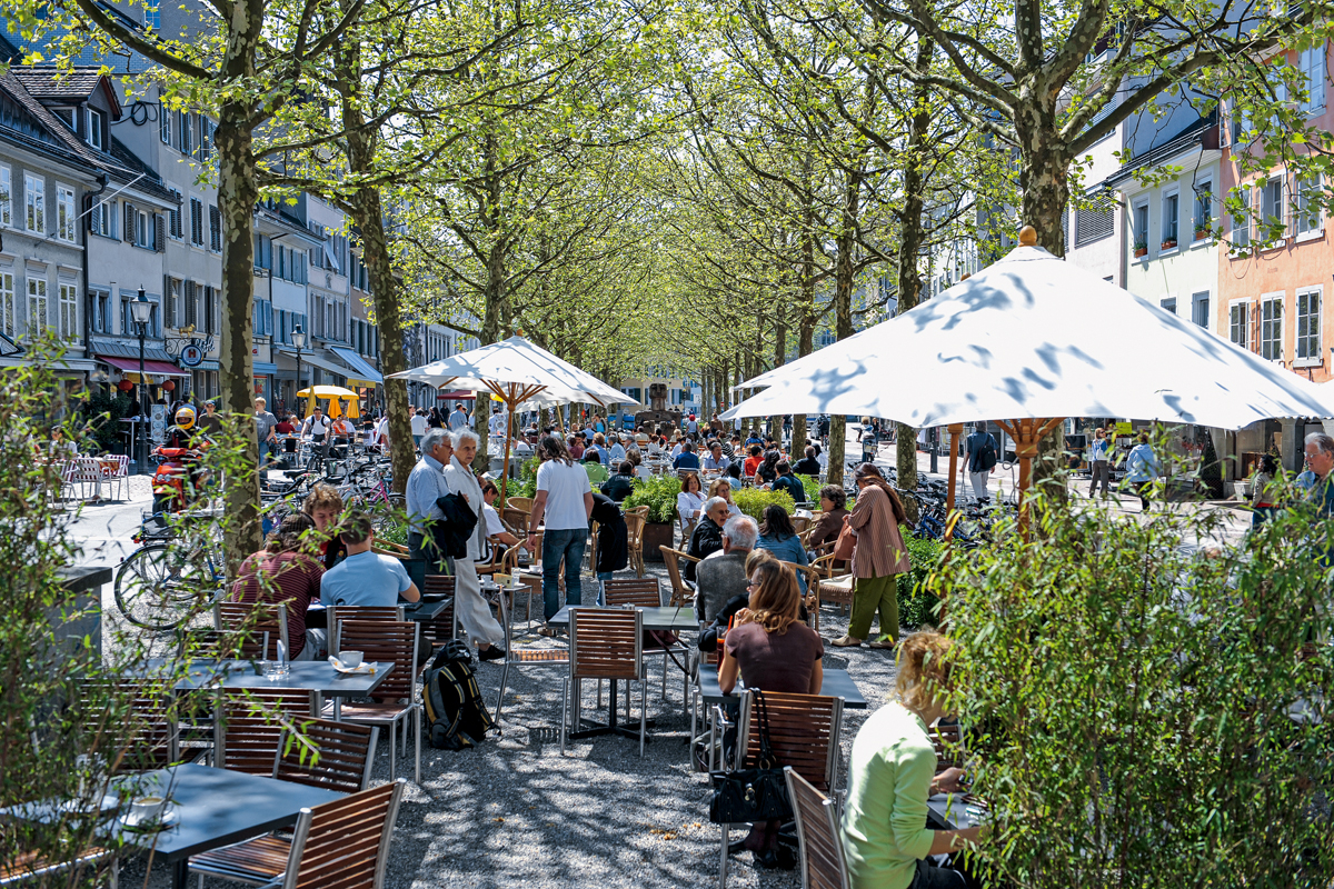 80 Jahre später ist der grüne Mittelstreifen des «Grabens» ein einziger grosser Café-Freisitz, gerahmt von Fussgängerzonen.