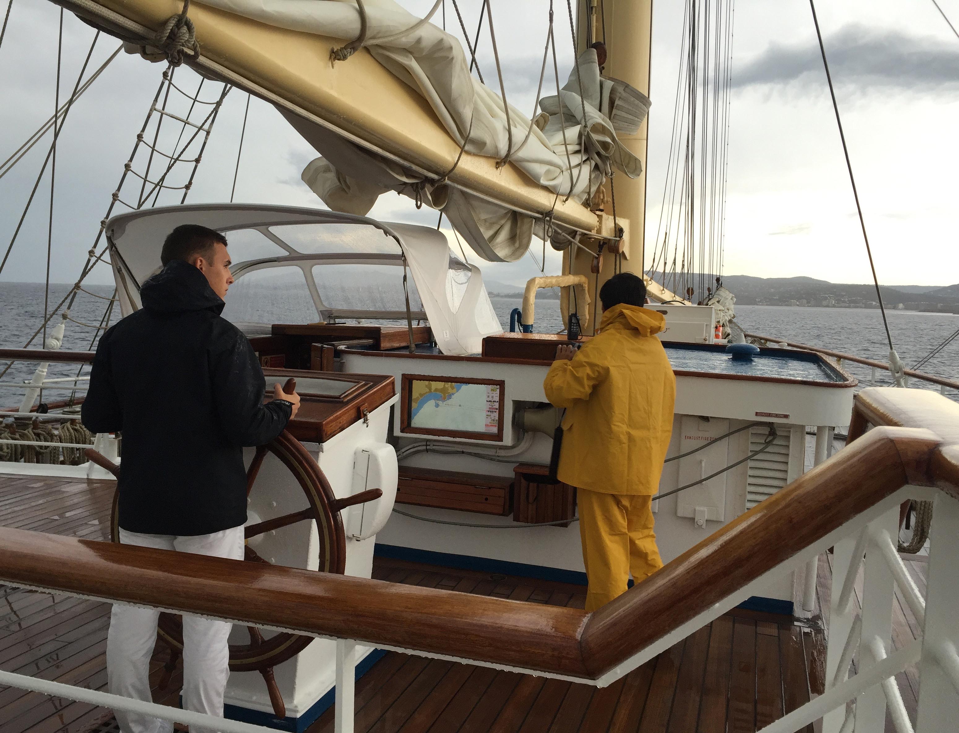 Auf Deck: Der Steuermann peilt den Hafen von Palamos an, während das frühmorgendliche Gewitter wieder abzieht.