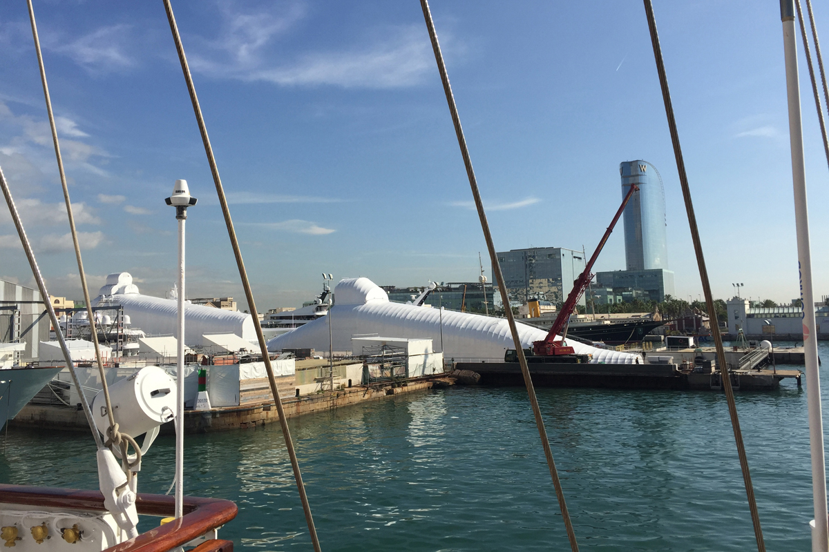 Einfahrt in den Hafen Barcelona: im Hintergrund das «W Hotel» von Ricardo Bofill.