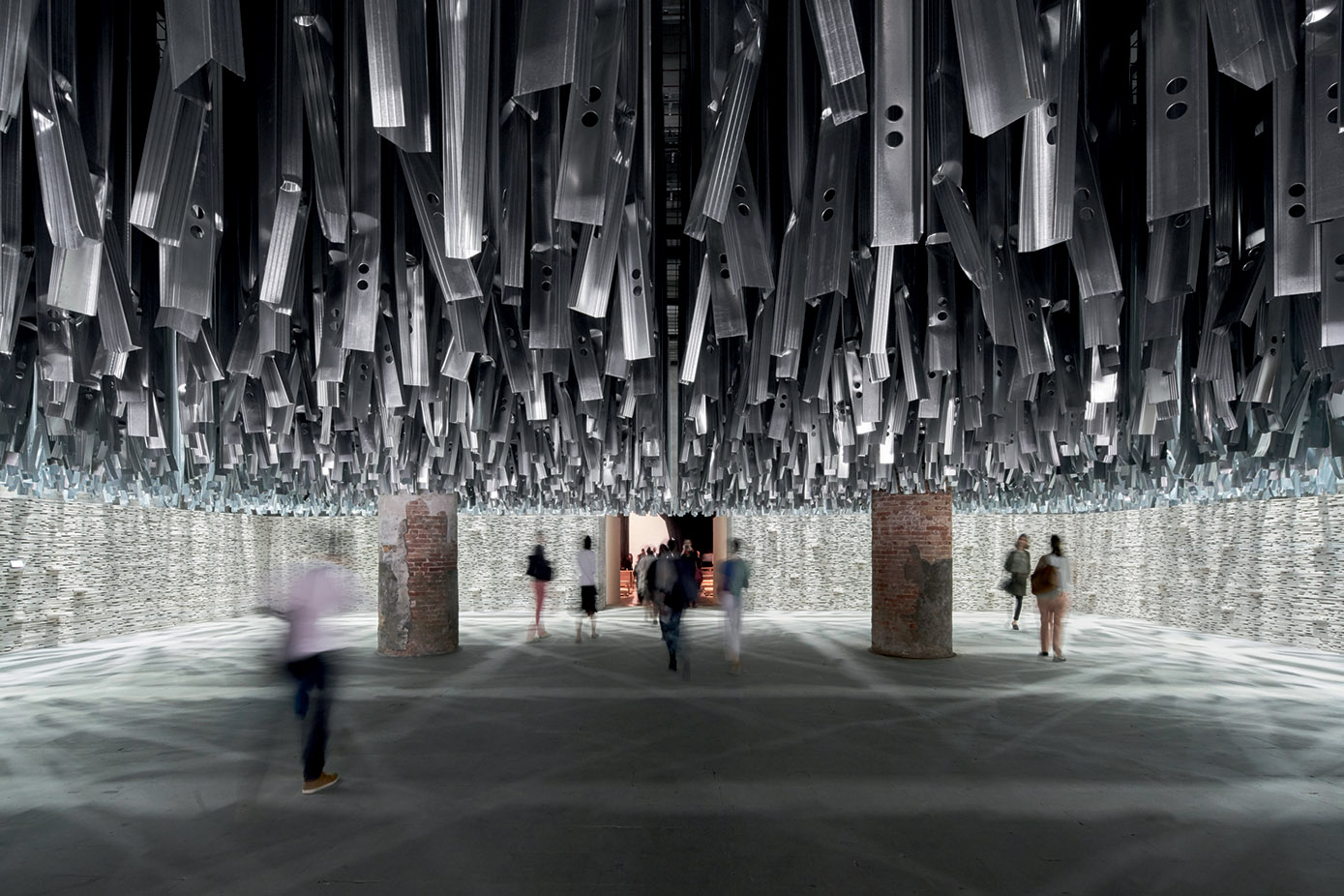 Ingresso dell’esposizione principale «Reporting from the Front» all’Arsenale.