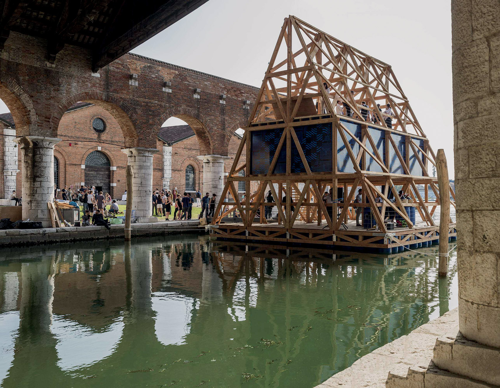 La scuola–zattera, progettata dall’architetto nigeriano Kunlé Adeyemi, galleggia sulle acque dell’Arsenale.
