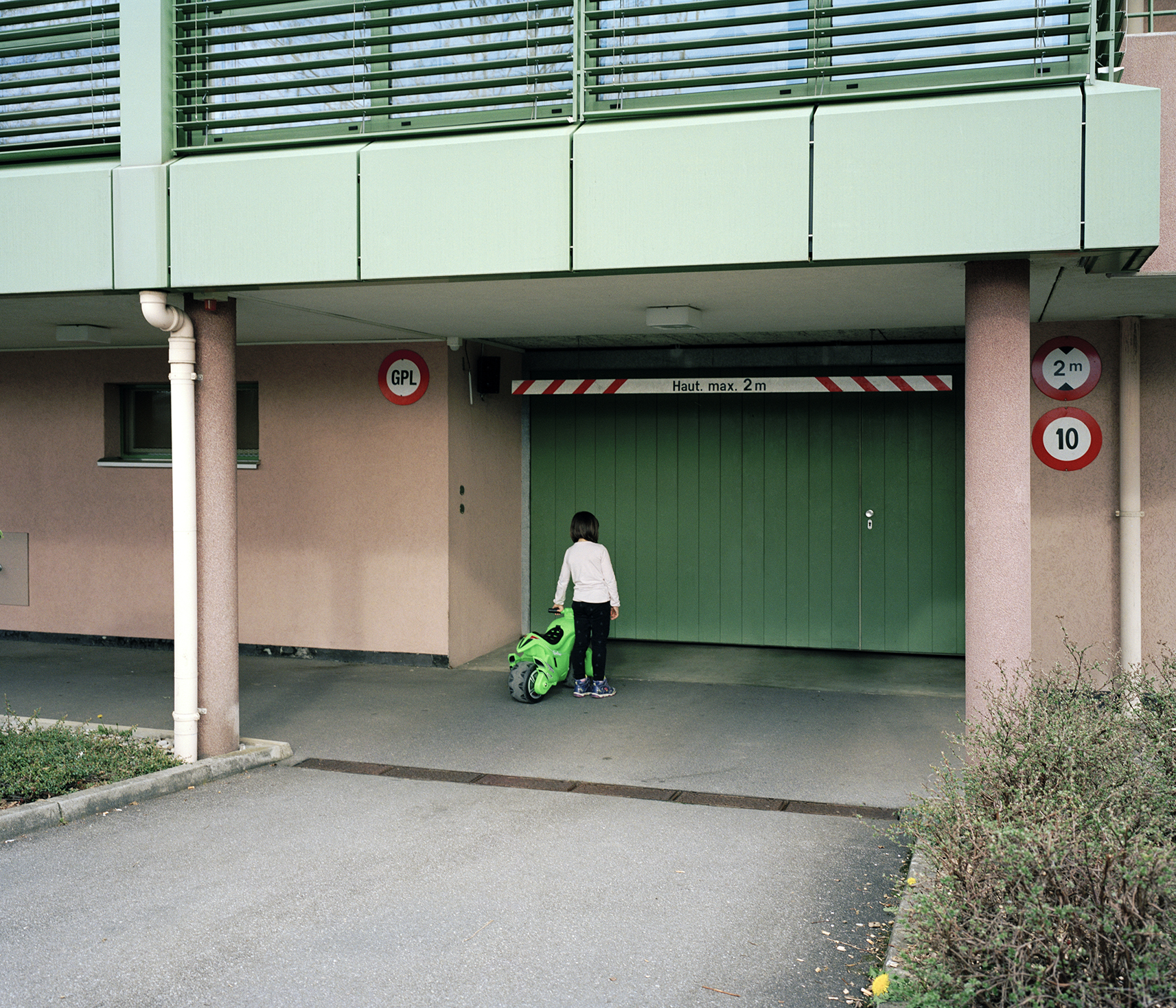 Guidé par Matthieu Gafsou, les étudiants de l'ECAL ont porté un regard poétique sur les grands ensembles de logements de l'Ouest lausannois