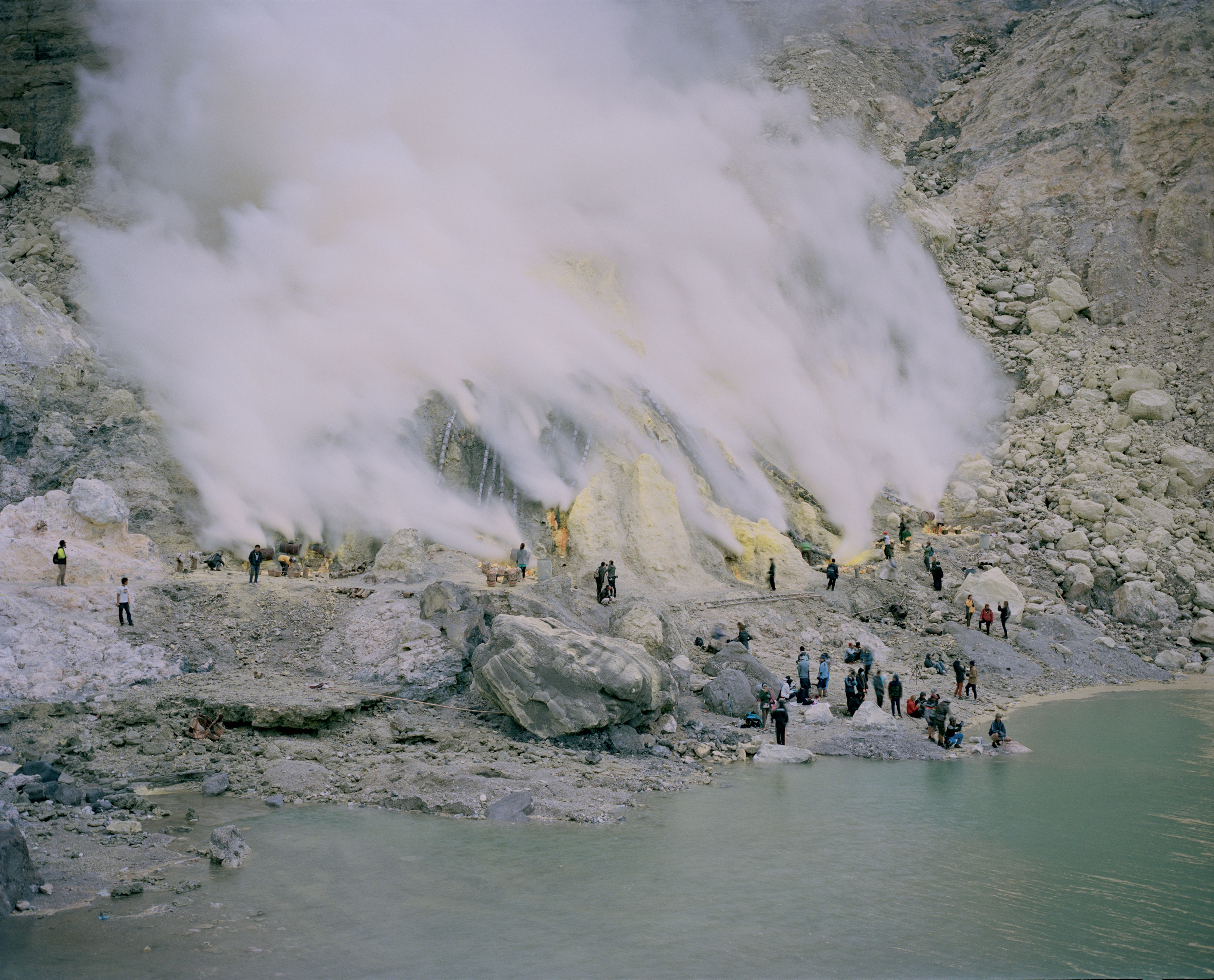 Armin Linke. Kawa Ijen. Biau (Jawa Timur), Indonésie, 2016. Tirage chromogène, 50 × 60 cm