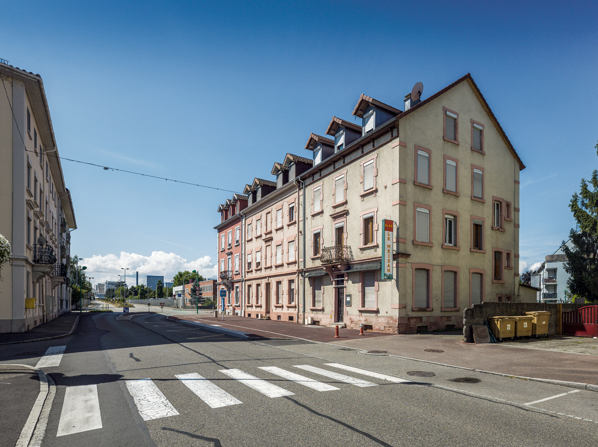 Wohn­gebiete grenzen auf der französischen Seite unmittelbar an. Diese Areale werden in den Entwicklungs­prozess miteinbezogen.