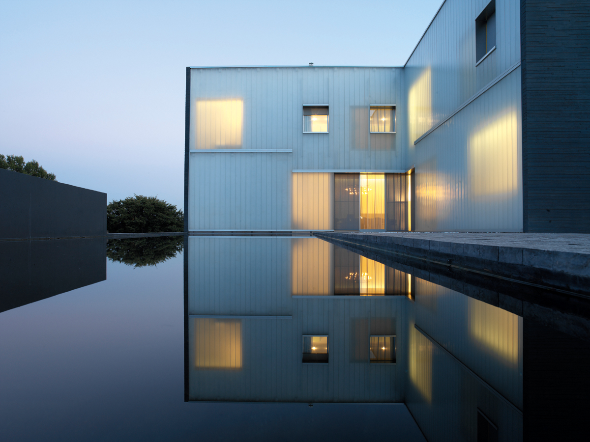 Residenz des Schweizer Botschafters in Washington (Steven Holl, 2006). Der mehrfach ausgezeichnete Bau variiert subtil das Thema der Transparenz.