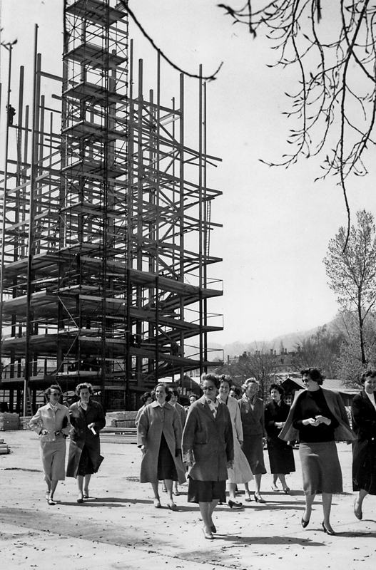 Unerschrockene Pionierinnen: die Architektin Annemarie Hubacher (Mitte) mit Berufskolleginnen vor der Turmbaustelle Saffa, Zürich 1958.
