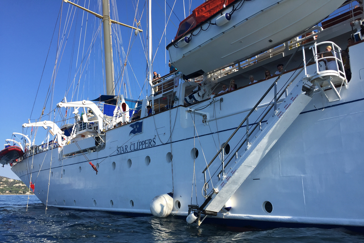 Die Treppe ist heruntergelassen, gleich legt das nächste Tenderboot an, und der Transfer zum Hafen von Saint-Tropez beginnt.