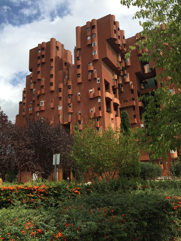 Der Haupteingang von «Walden 7» – in dem Wohnprojekt in Barcelona leben rund 1000 Menschen.