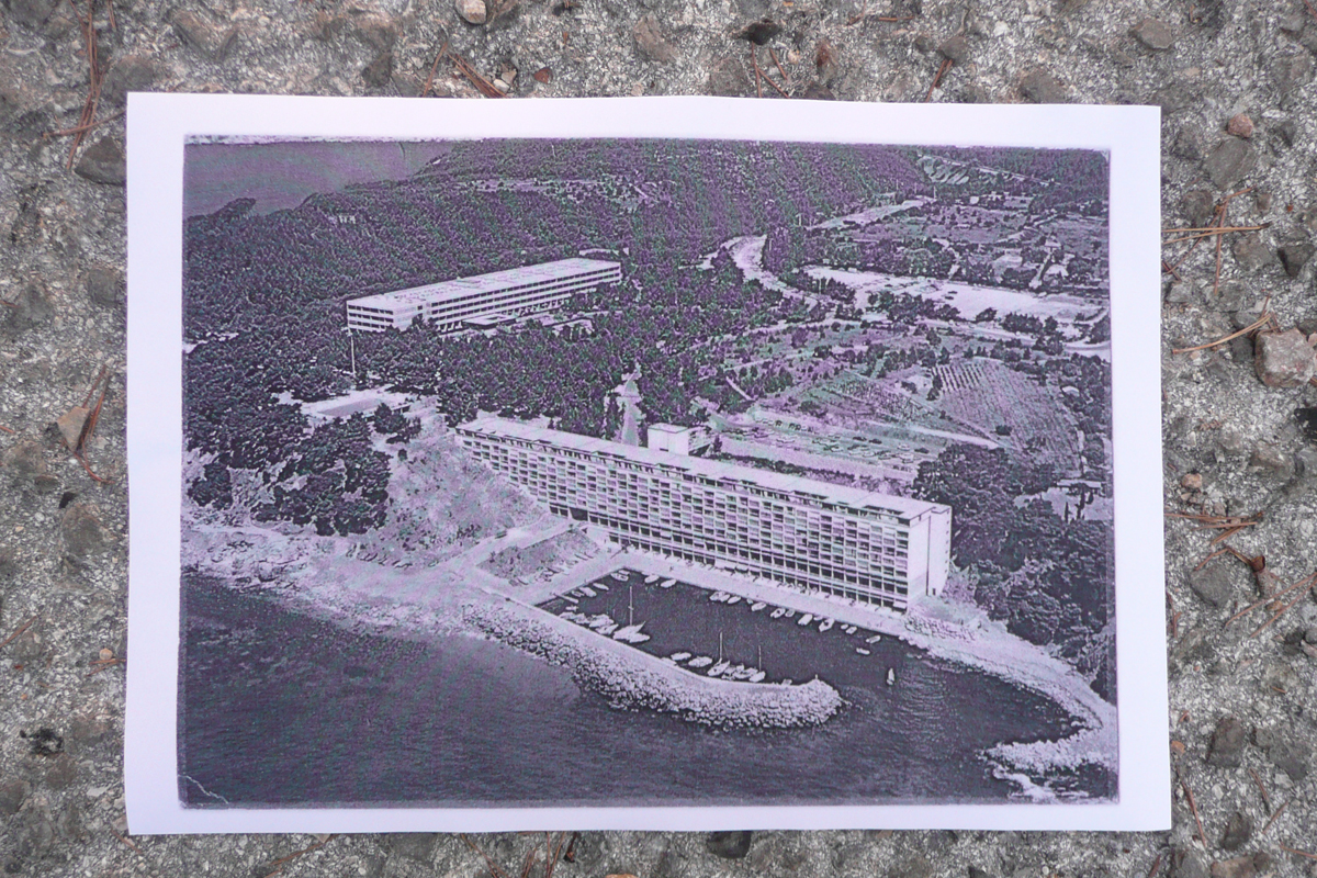 Ferienanlage in Bandol (Jean Dubuisson, 1963–1972): zwei Zeilen meisterhaft in die Landschaft gefügt, hier auf einer zeitgenössischen Luftaufnahme.