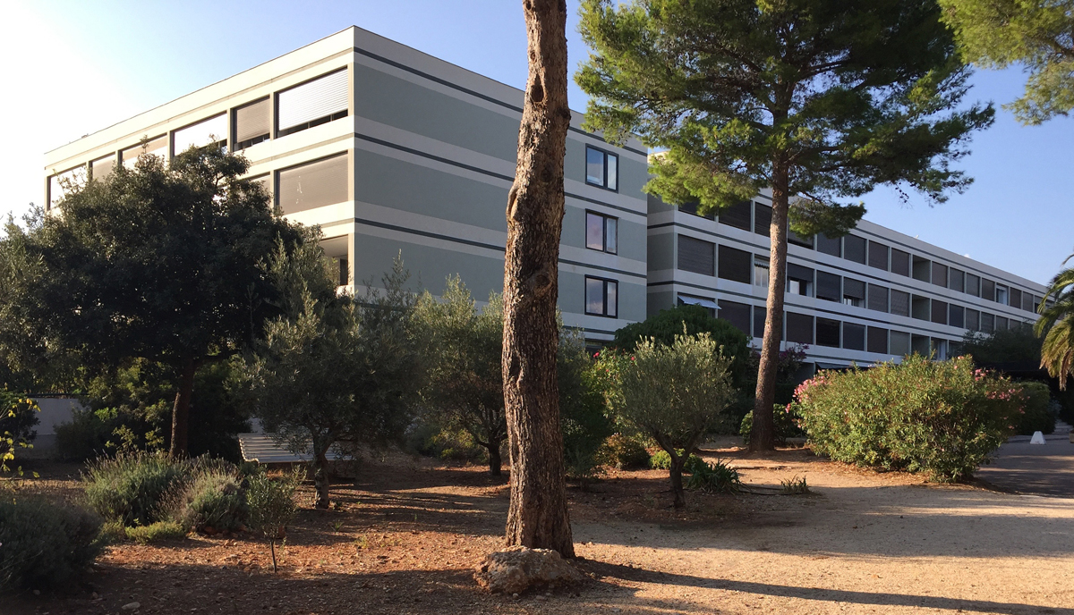 Ferienanlage in Bandol, Blick auf die obere Zeile: Jean Dubuisson war für seine harmonischen Fassaden berühmt.