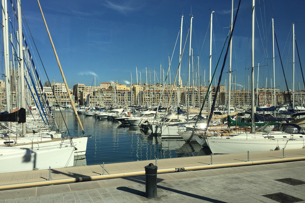 Marseille, Blick in den Vieux Port: Im Hintergrund ist die Hafenbebauung von Fernand Pouillon erkennbar.