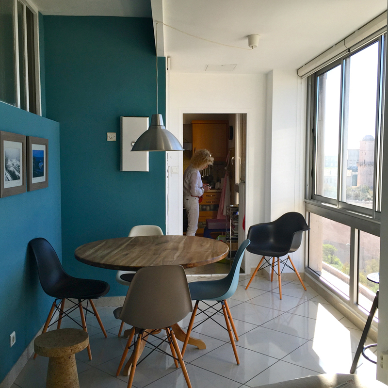 Die ehemaligen Waschküchen in den Wohnungen von Fernand Pouillons Wohnviertel La Tourette in Marseille wurden gegen aussen geöffnet und sind heute Teil des Wohnraums.