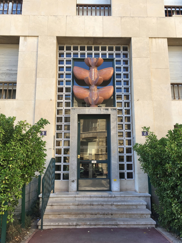 Fernand Pouillon hat oft mit Künstlern zusammen gearbeitet. Die Skulpturen über den Eingängen in La Tourette (Marseille) hat Jean Amado gestaltet.
