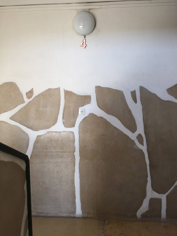 La Tourette, Marseille: Die Wände in den Treppenhäusern sind mit unverputzten Steinplatten gestaltet.