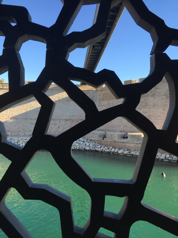 Blick durch die Fassade des MuCem auf das Fort Saint-Jean.
