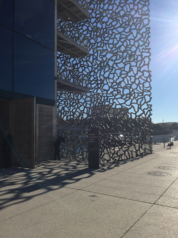 Das MuCem wirkt nach dem ersten faszinierenden Anblick aus der Ferne von Nahem im Detail etwas flüchtig und oberflächlich gelöst.