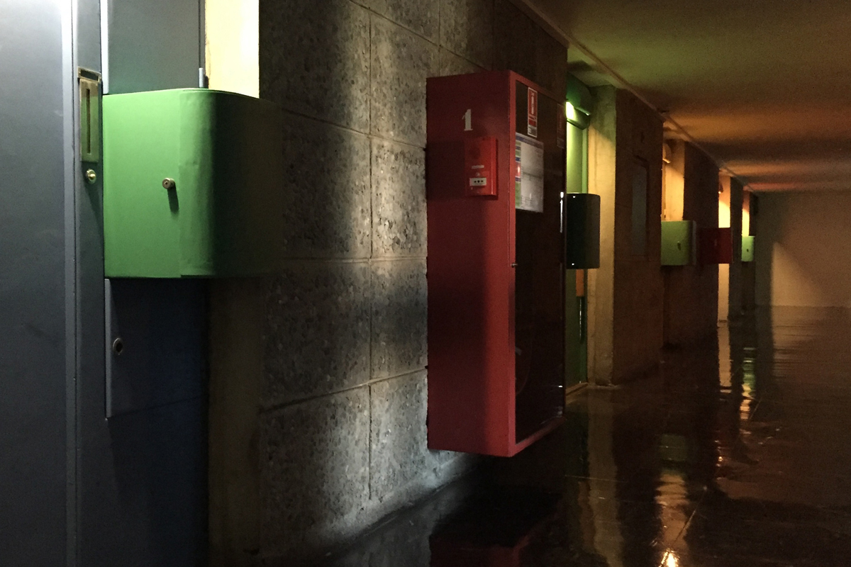 Cité Radieuse (Le Corbusier, Marseille, 1947–1952): Die Rue intérieure ist schwach beleuchtet, um eine ruhige Stimmung zu erzeugen.