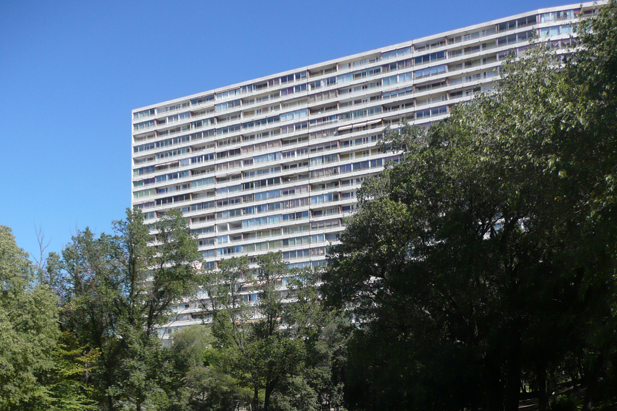 In der Rouvière (Raoul Guyot, Xavier Arsène-Henry, SEREAT, Marseille, 1960–1969) wohnen rund 8000 Menschen.