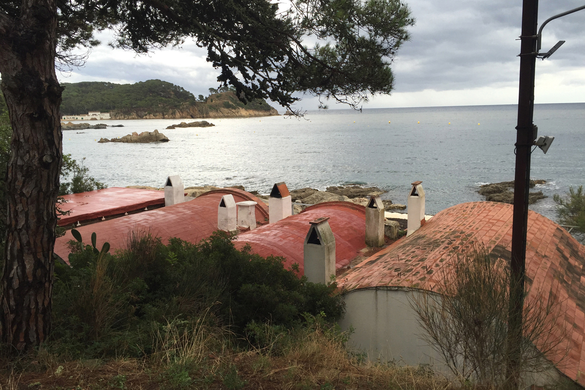 Fischerhäuschen an einer Bucht vor Palamós.