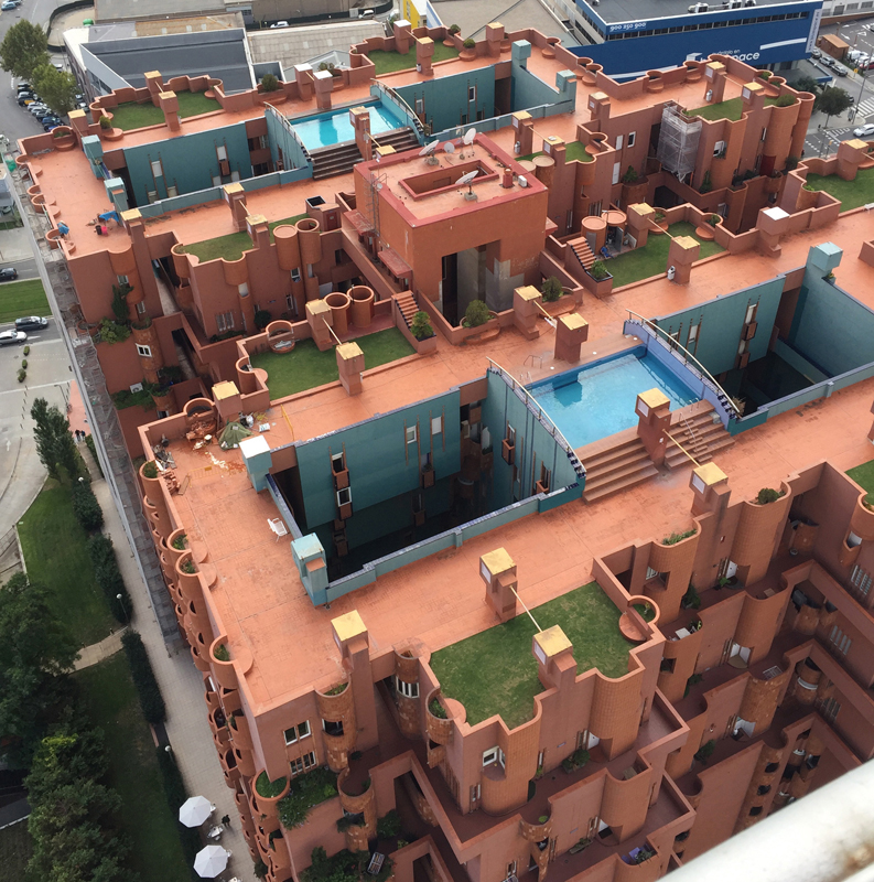 Barcelona: Vom Turm der nahen Cementeria aus ist die Dachlandschaft von «Walden 7» gut überblickbar.