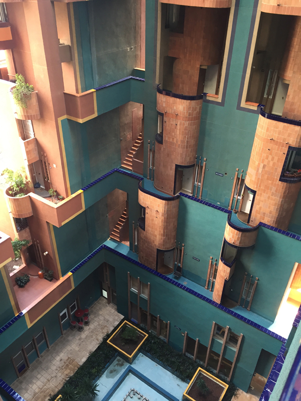 «Walden 7», Barcelona: Die heute verputzten und gestrichenen Wände in den Höfen waren im Originalzustand mit Kacheln belegt. Diese sind im Lauf der Zeit abgefallen.