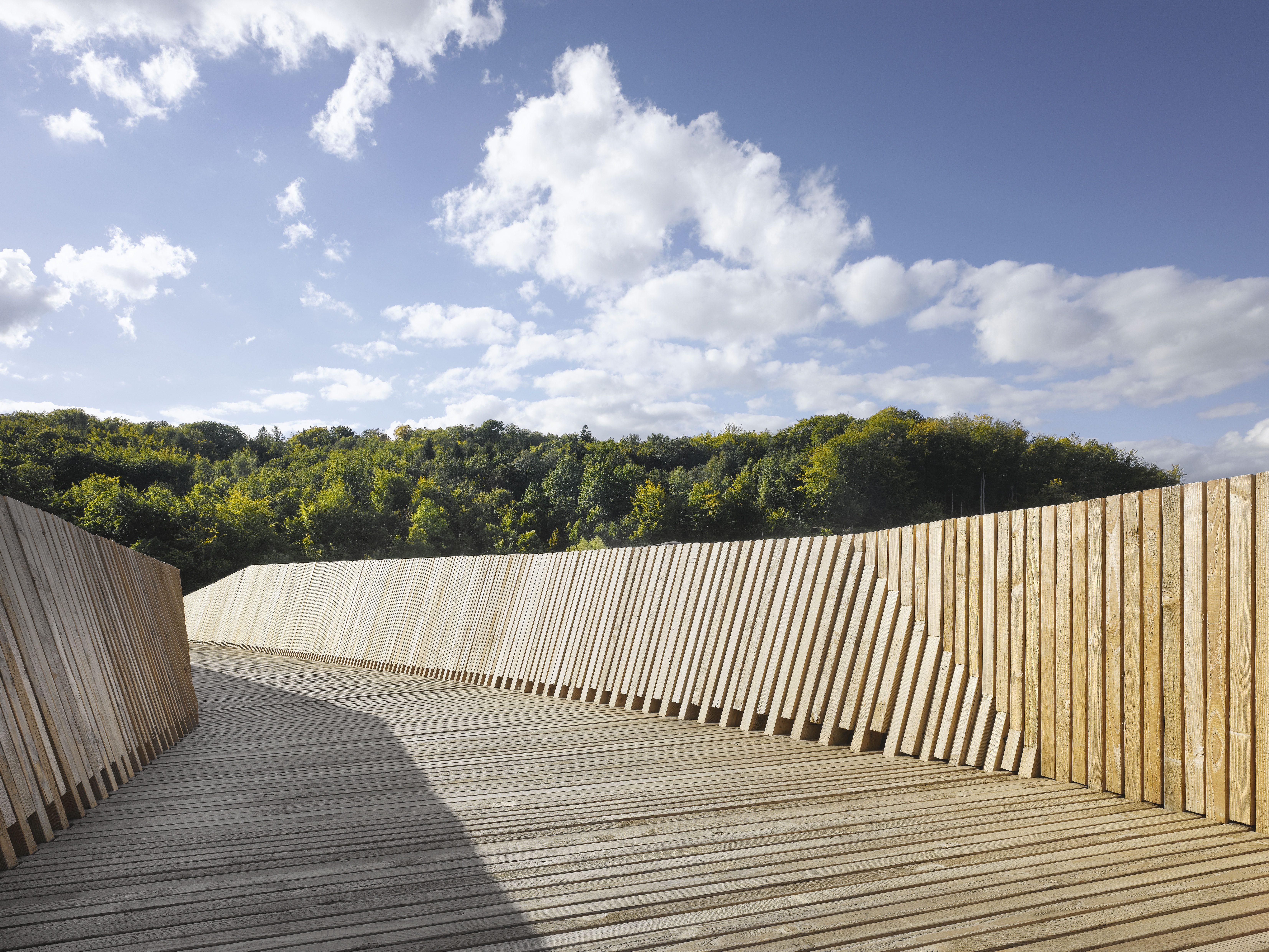 La passerelle habillée de bois et l’ouverture sur le parc