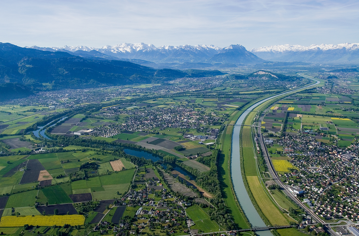 Rheinschleife bei Diepoldsau. Auf der rechten Seite des Rheins ist unten ein Teil von Widnau zu sehen.