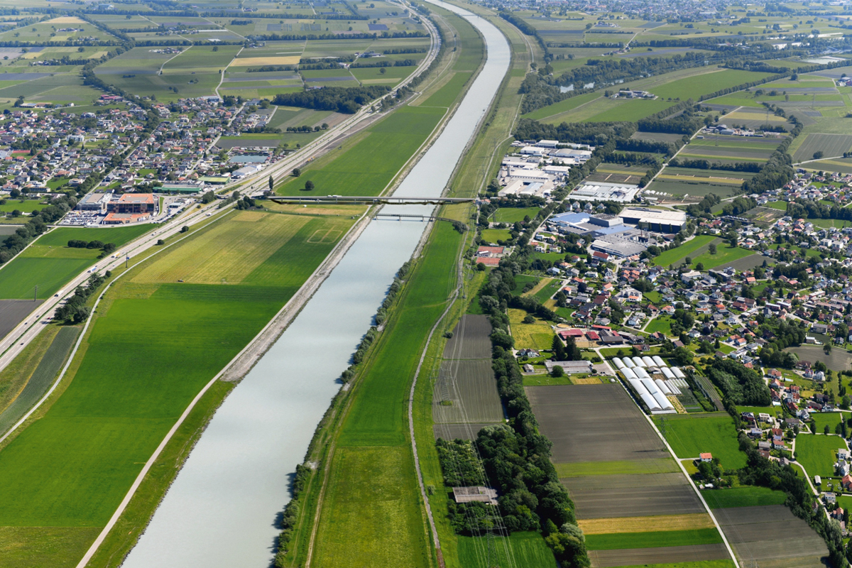 Der aktuelle Zustand des Alpenrheins mit landwirtschaftlicher Nutzung der Vorländer. Links Kriessern, rechts Mäder, Blickrichtung nach Norden.