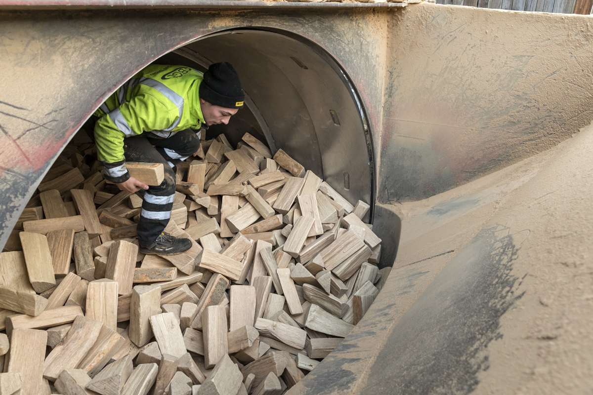 Abfallholz verbrennen oder stofflich recyceln? Auf lange Sicht darf auch das natürliche Holzreservoir nur schonend genutzt werden. Aber aktuell steht das stoffliche Recycling nicht besonders hoch im Kurs: In der ETH-Ökobilanzierung wird sogar befürchtet, dass die vermehrte Nutzung der Wälder dadurch verhindert werden könnte. Zusätzlich verringert sich der ökologisch besonders relevante Substitutionseffekt, wenn mehr Energie aus Abfallholz und nicht aus fossilen Brennstoffen gewonnen wird. Im Klimaver