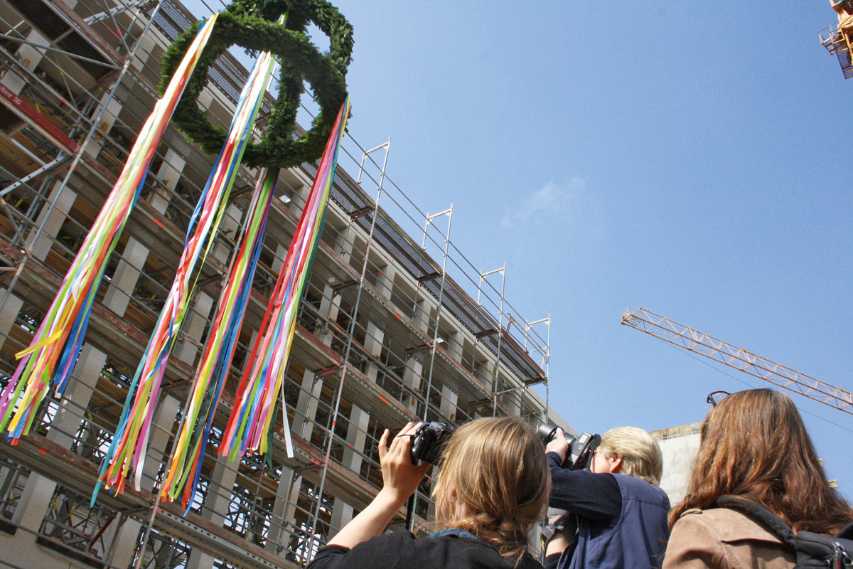 So soll es sein: Wenn zahlreiche Fotografen und Journalisten zur Aufrichte erscheinen, hat der Medienverantwortliche gute Vorarbeit geleistet.