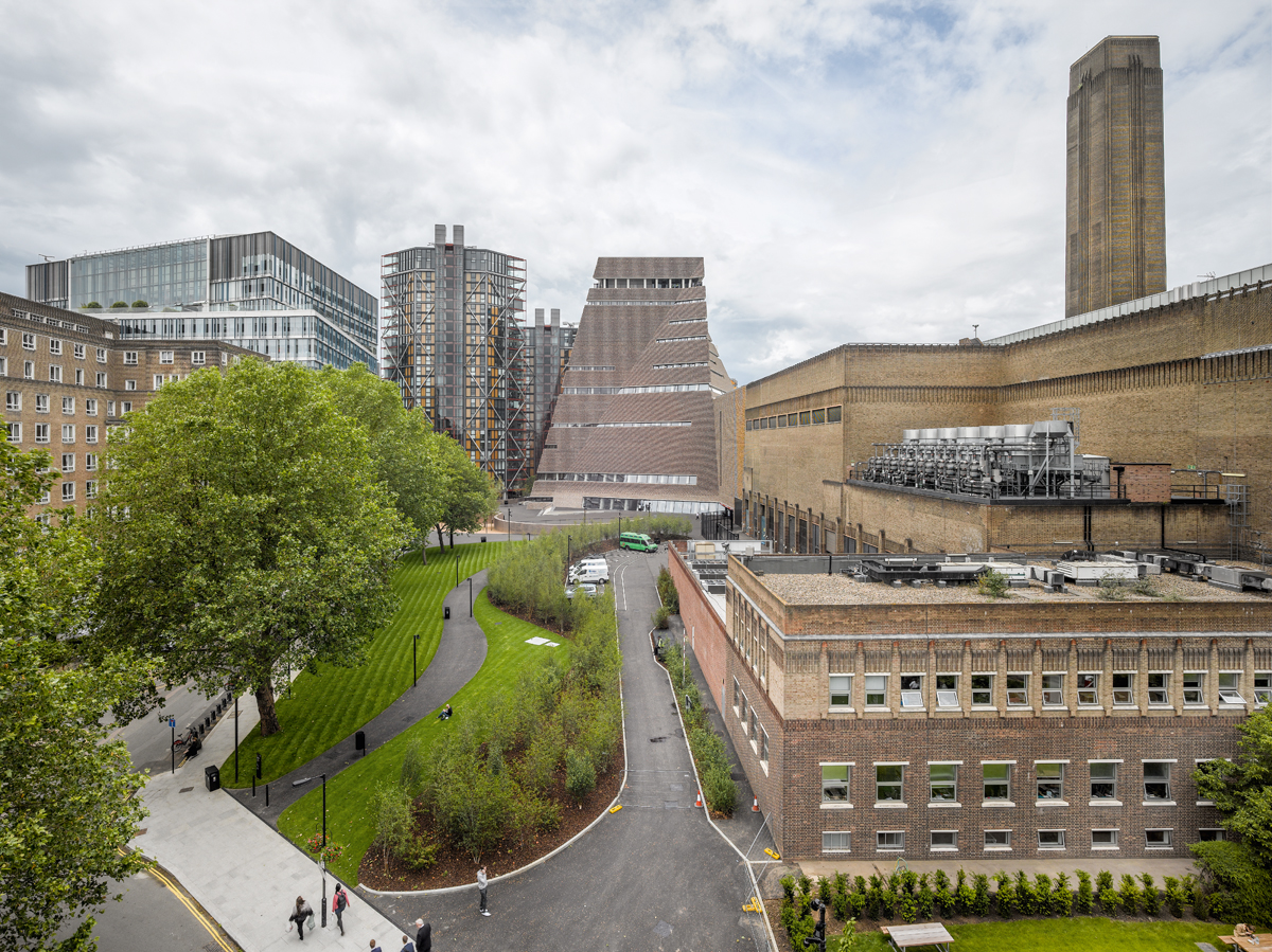 Der pyramidenartige Turm des Neubaus auf der Südseite der Bankside Power Station lehnt sich in der Materialität dem Bestand an. Gleichzeitig emanzipiert er sich damit von den nahe gelegenen Büro- und Apartmenthäusern. Die expressive Form ergab sich unter anderem aus Rahmenbedingungen wie Sichtachsen oder dem Vermeiden von Beschattungen.