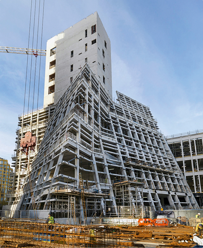 Das Betonskelett der Erweiterung als «Rahmen-Riegel-Konstruktion» im Bereich der Fassadenebene und der markante innere Kern aus Ortbeton, der das Gebäude mit seiner komplexen Geometrie aussteift. Die statisch kontinuierlich funktionierenden und vorfabrizierten Fassadenstützen verändern ihre Neigung, wo sich die Fassade «faltet». Ecken und Falten der Fassade sind stützenfrei. Rechts: Aus dem erhaltenen Betonsockel der vormaligen Tanks erschliesst sich die Erweiterung. Mit altem und neuem Beton verfle