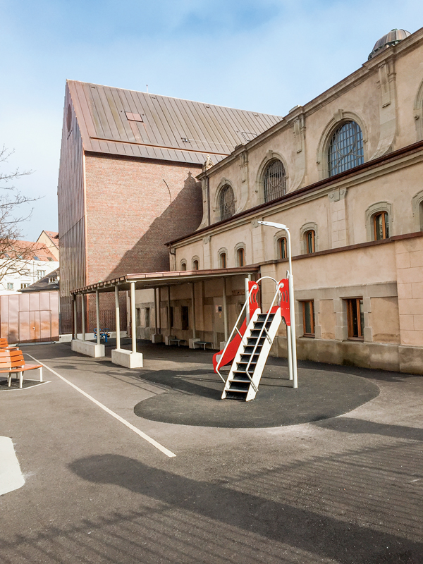 Sieht aus wie ein kriegsversehrtes Kirchenschiff, ist aber ein Neubau: der Ausstellungstrakt «Ackerhof» samt vermeintlich zugemauertem Spitzbogenfenster in der Südwestfassade.