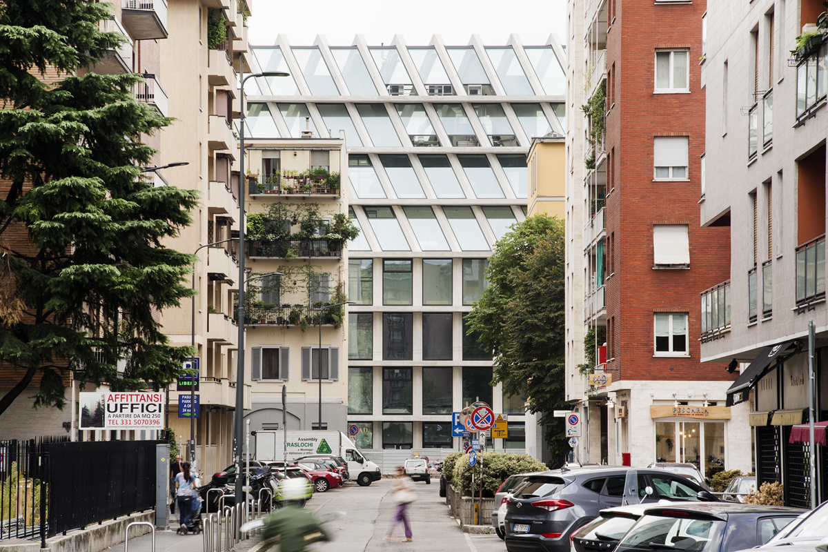 Das Dach verschmilzt in figurativer Weise mit der Fassade.