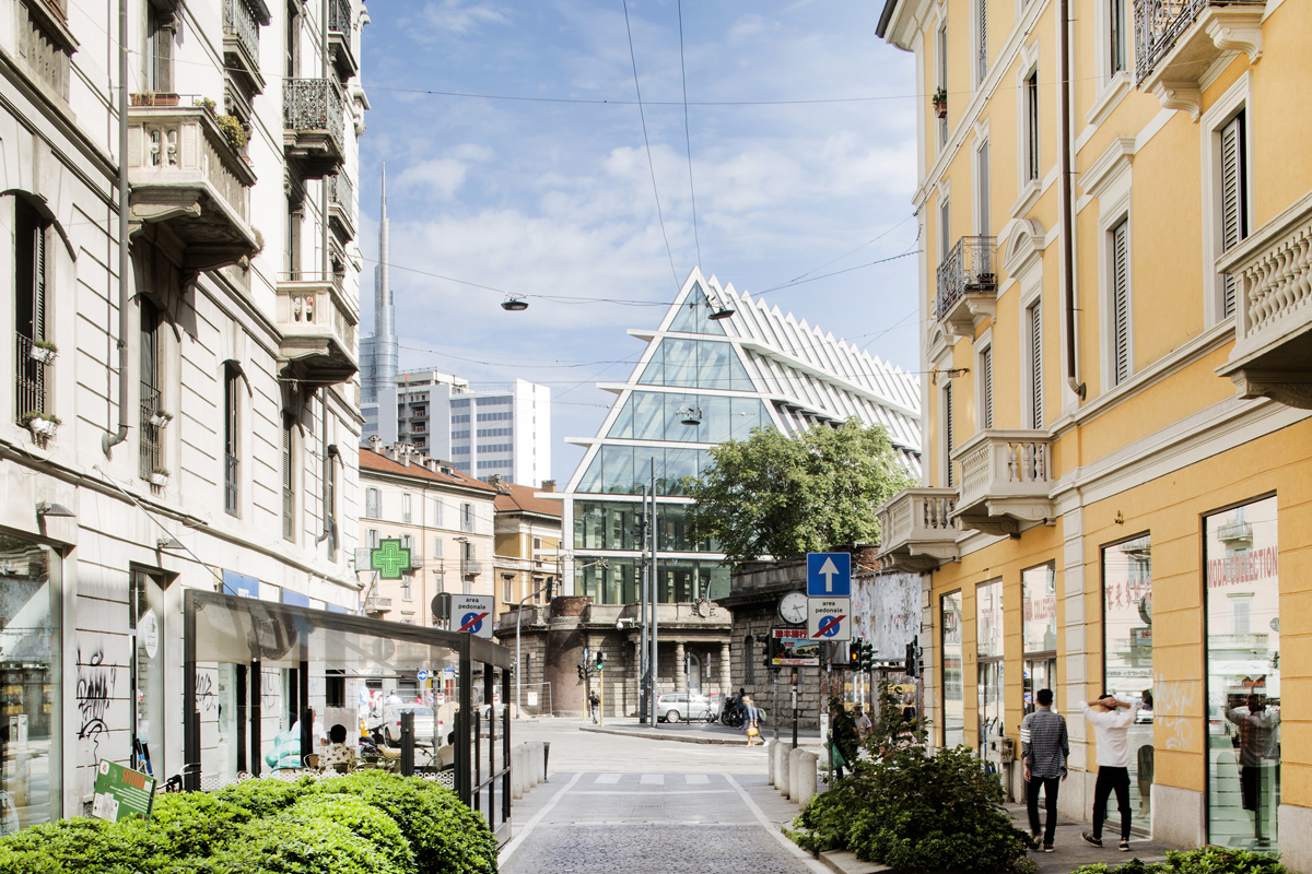 Richtet sich der Blick frontal zur Fassade, löst sich die Struktur auf und es entsteht eine räumliche Verbindung zwischen der Strasse und dem Park hinter dem Gebäude.