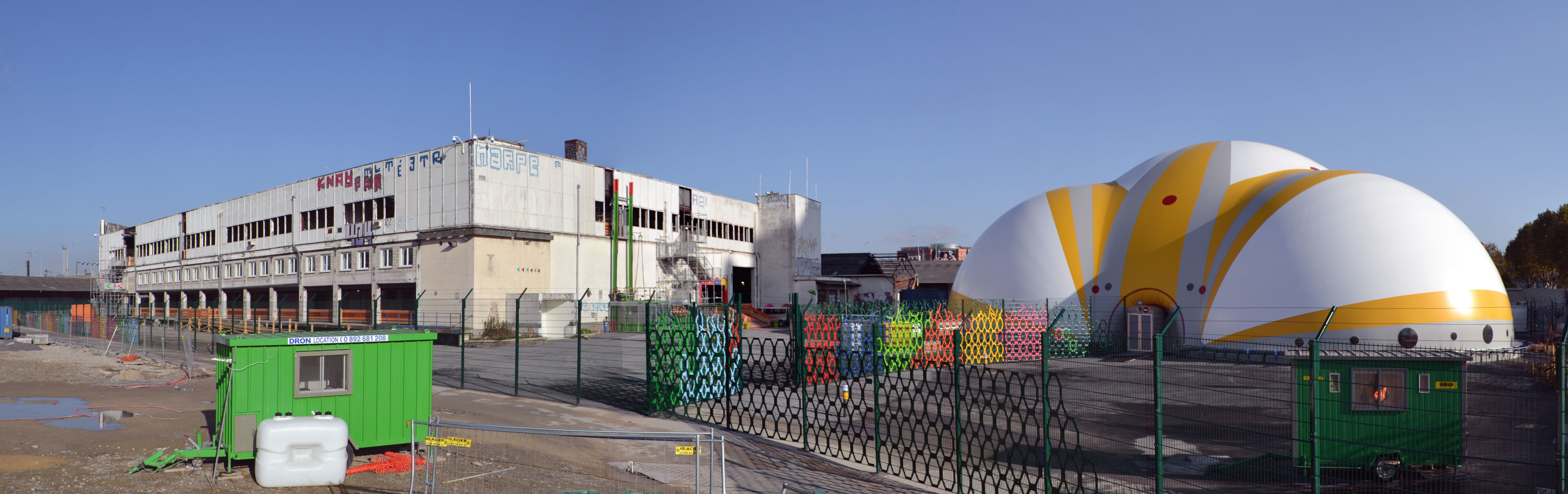 La halle SNCF, transformée en village temporaire. A droite, la grande tente qui filtre les arrivants