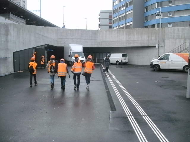 Alle zusammen auf Besichtigungstour, am neuen Nordeingang.