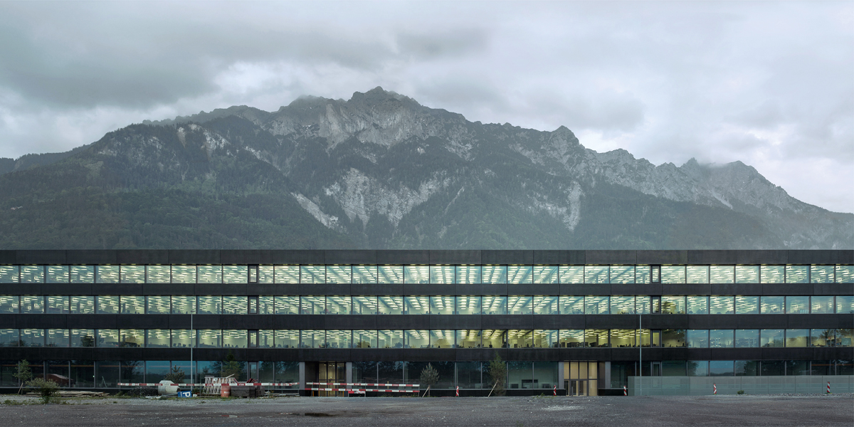 Am Fuss der Drei Schwestern liegt das neue Innovations­zentrum von Hilti. Engineering und Versuchshalle ergänzen sich zu einem Labor für Erfindungen.