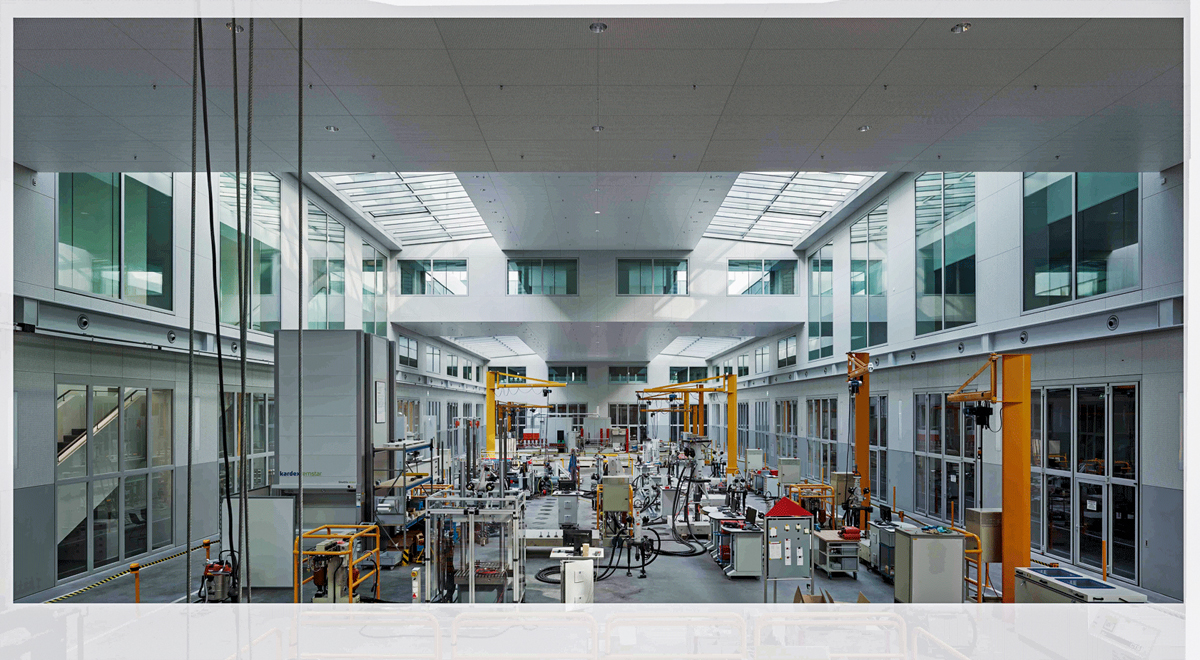 Die Versuchshalle ist das Herz des Gebäudes. Hier werden Bauteile traktiert und zerlegt. Um Emissionen zu vermeiden, sind die Testfelder der Halle bauphysikalisch sorgfältig vom restlichen Gebäude getrennt. Darum herum sind Büros und Labors angeordnet.