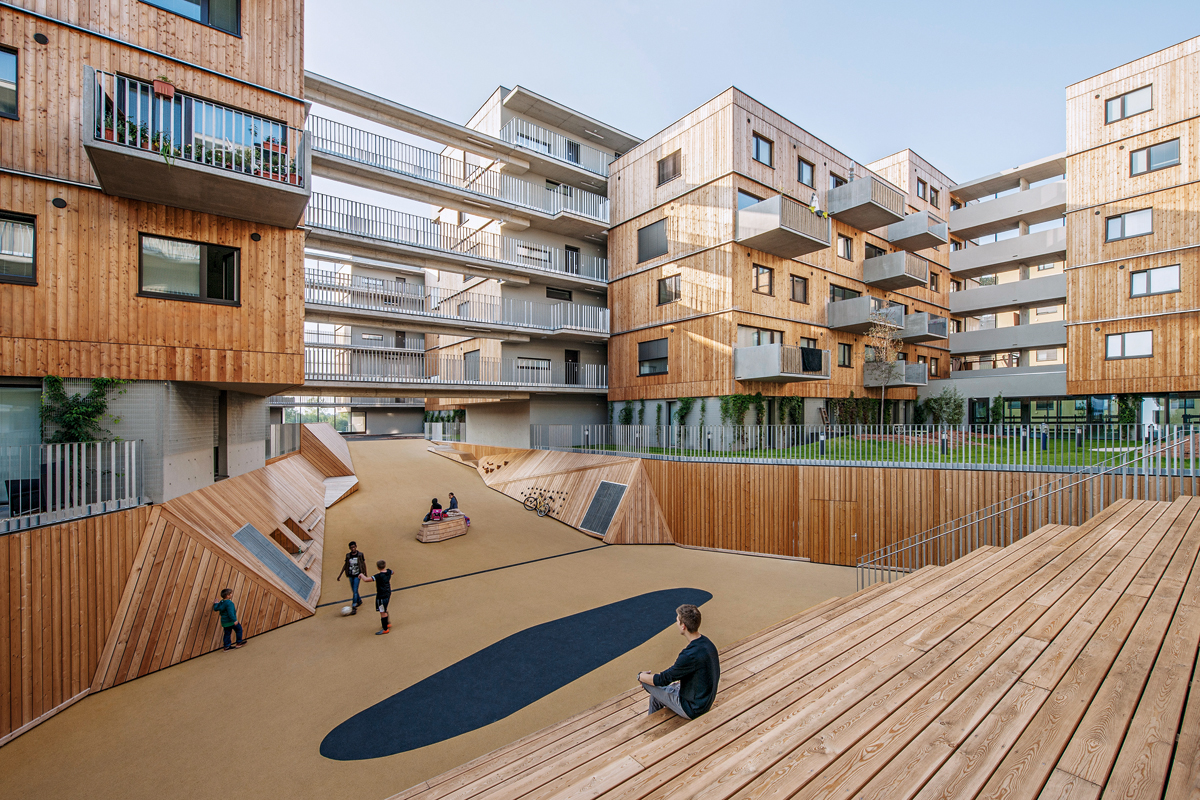 Der «Canyon» in der Wiener Wohnanlage Seestadt Aspern nach Plänen von Berger + Parkkinen und Querkraft Architekten.