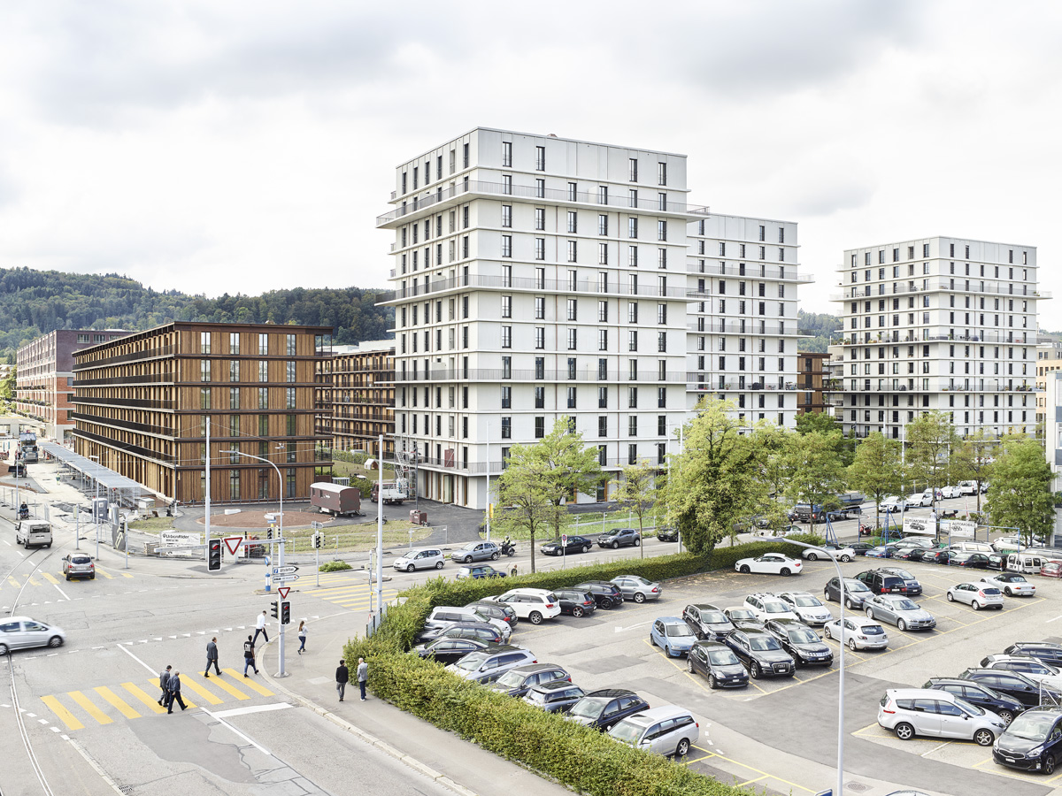 Die Umgebung ist durch ein «Dazwischen» geprägt: Der Standort befindet sich zwischen den südwestlich gelegenen, unterschiedlich entwickelten Stadtquartieren Albisrieden und Altstetten. Direkt daneben liegen verzettelte Gewerbegebiete, aufgelockerte Wohnsiedlungen, ein Schrebergartenareal und eine Grünzone sowie eine stark befahrene Pendlerachse. Das Freilagerareal selbst ist nun erstmals öffentlich zugänglich. Es fällt durch seinen linear strukturieren Schwarzplan auf; die Bebauung ist dennoch inner